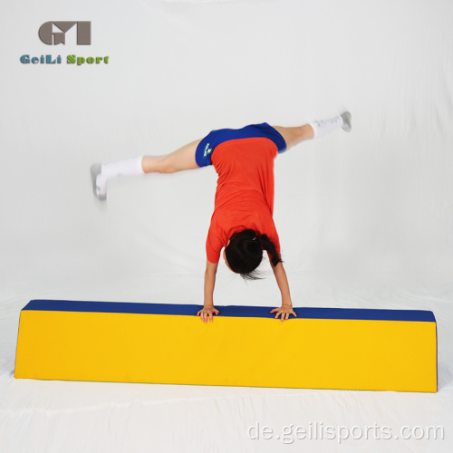 Geschicklichkeitstraining mit Bodenschwebebalken-Gymnastik